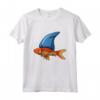 Pesce Rosso con Pinna di Squalo - Maglietta Pesca Pesce Acquario - Idea Regalo Divertente per Compleanno o Natale