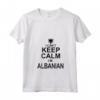 Donna Albania ALBANIAN Shqipe Kuq e Zi Kosova KEEP CALM Maglietta con Collo a V - Orgoglio Albanese e Bandiera - Acquista T-shirt Shoqata Shqiptare