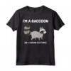 I'm a Raccoon in a Human Costume Funny Maglietta - Cute Cartoon Graphic Tee for Raccoon Fans - Great Gift for Animal Lovers
