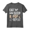 K-Pop T-shirt coreana dito cuore grafica per gli amanti Kpop - Mangia sonno K-pop Repeat - T-shirt da donna, uomo, ragazze, ragazzi