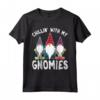 Chilling With My Gnomies Friends Group - Maglietta natalizia Maglietta - Ideale per Regali Familiari e Gruppi Natalizi - Acquista Online