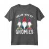 Chilling With My Gnomies Friends Group - Maglietta natalizia Maglietta - Ideale per Regali Familiari e Gruppi Natalizi - Acquista Online