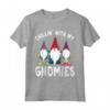 Chilling With My Gnomies Friends Group - Maglietta natalizia Maglietta - Ideale per Regali Familiari e Gruppi Natalizi - Acquista Online