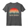Tramonto Retrò di Viaggio in Arabia Saudita - Maglietta Esplorativa con Design Iconico