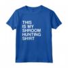 Funny Mushroom Maglietta - Shroom Hunting Shirt for Men and Women - Into the Woods We Go for Some Magic Below