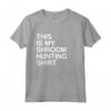 Funny Mushroom Maglietta - Shroom Hunting Shirt for Men and Women - Into the Woods We Go for Some Magic Below