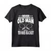 Never Underestimate an Old Man with a Tennis Racket Dad Maglietta - Regalo Unico per la Festa del Papà o Compleanno - Acquista Online.