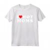 I Love Hot Moms - Divertente Maglietta Cuore Rosso per Feste di Compleanno o San Valentino - Regalo Originale per Mamme