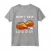 Don't Skip Leg Day Chicken Funny Gym Workout Fitness Pun Maglietta - Perfect Gift for Gym Lovers - Buy Online Now!