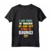 Sono stanco di svegliarmi e di non essere in Brunei Maglietta con Collo a V - Souvenir Vintage della Bandiera del Brunei - Ideale per Expatriates e Amanti del Brunei