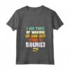 Sono stanco di svegliarmi e di non essere in Brunei Maglietta con Collo a V - Souvenir Vintage della Bandiera del Brunei - Ideale per Expatriates e Amanti del Brunei