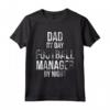Daddy By Day Football Manager By Night - Maglietta calcio regalo papà - Ideale per festa del papà e compleanno degli appassionati di calcio