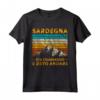 Sardegna Sta Chiamando Uomo - Maglietta Divertente Vintage - Idea Regalo Unica per Amanti della Sardegna e della Montagna