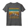 Sardegna Sta Chiamando Uomo - Maglietta Divertente Vintage - Idea Regalo Unica per Amanti della Sardegna e della Montagna