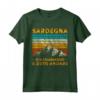Sardegna Sta Chiamando Uomo - Maglietta Divertente Vintage - Idea Regalo Unica per Amanti della Sardegna e della Montagna