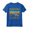 Sardegna Sta Chiamando Uomo - Maglietta Divertente Vintage - Idea Regalo Unica per Amanti della Sardegna e della Montagna