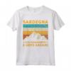 Sardegna Sta Chiamando Uomo - Maglietta Divertente Vintage - Idea Regalo Unica per Amanti della Sardegna e della Montagna