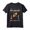 My Kayak Is Calling - T-Shirt Kayak Divertente per Uomini, Donne e Bambini - Ideale per Festa del Papà, Compleanni e Natale