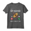 My Kayak Is Calling - T-Shirt Kayak Divertente per Uomini, Donne e Bambini - Ideale per Festa del Papà, Compleanni e Natale