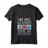 Donna Treasures Stamp Collector Maglietta con Collo a V - Abbigliamento Tematico per Collezionisti di Francobolli - Aggiungi Stile alla Tua Passione