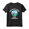 Earth Day Vibes Hotel Concierge Maglietta - Ama la Terra come Ami te Stesso - Design Divertente per la Giornata della Terra