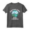 Earth Day Vibes Hotel Concierge Maglietta - Ama la Terra come Ami te Stesso - Design Divertente per la Giornata della Terra