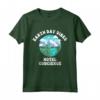 Earth Day Vibes Hotel Concierge Maglietta - Ama la Terra come Ami te Stesso - Design Divertente per la Giornata della Terra