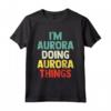 Io sono Aurora Doing Aurora Things - Maglietta con nome personalizzato per donne - Regalo di compleanno unico e personalizzato