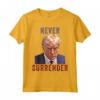 Foto Segnaletica di Trump - Trump Non si Arrendono Mai Maglietta - Never Surrender Design - Acquista Online
