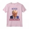 Foto Segnaletica di Trump - Trump Non si Arrendono Mai Maglietta - Never Surrender Design - Acquista Online