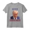 Foto Segnaletica di Trump - Trump Non si Arrendono Mai Maglietta - Never Surrender Design - Acquista Online