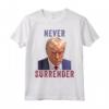 Foto Segnaletica di Trump - Trump Non si Arrendono Mai Maglietta - Never Surrender Design - Acquista Online