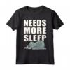 Needs more sleep - Design Elefante Maglietta - Regalo Divertente per Chi Ama Dormire - Leggera e Comoda