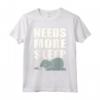 Needs more sleep - Design Elefante Maglietta - Regalo Divertente per Chi Ama Dormire - Leggera e Comoda