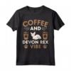 Cat Owner & Barista Motif - Coffee & Devon Rex Cat Maglietta - Design Unico per Amanti dei Gatti - Acquista Online!