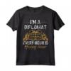 Io sono un DIPLOMAT Every Hour Is Happy Hour T-Shirt - Maglietta DIPLOMATS - Idee Regalo per Dipendenti