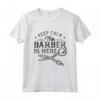 Keep Calm The Barber Is Here - Maglietta per Barbiere e Parrucchiere - Regalo Divertente per Compleanno