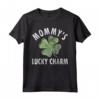 Mommys Lucky Charm - Camicia con Ciondolo Portafortuna della Mamma Divertente per San Patrizio - Idea Regalo per Uomini, Donne e Bambini