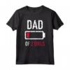 Papà di Due Ragazze con Batteria Bassa - Maglietta per la Festa del Papà - Ideale come Regalo per il Papà di Due Ragazze