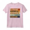 È Strano Avere la Stessa Età degli Anziani - Maglietta Divertente per Compleanni e Feste - Regalo Originale per Genitori e Nonni