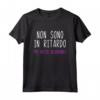 Non Sono In Ritardo - Simpatica e Divertente Maglietta Ironica - Ideale per Regalo di Compleanno o Natale