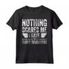 Nothing Scares Me I Have Three Daughters - Festa del papà Maglietta Divertente - Idea Regalo per Uomini - Accessori per la Celebrazione di Natale 2023