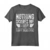 Nothing Scares Me I Have Three Daughters - Festa del papà Maglietta Divertente - Idea Regalo per Uomini - Accessori per la Celebrazione di Natale 2023
