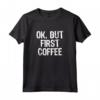 Ok But First Coffee - Divertente Maglietta di Natale per Amanti del Caffè - Regalo Perfetto per le Vacanze