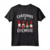 Natale è Gnoming - Divertente Gnome Tomte Svedese Nordic Maglietta per la Stagione Natalizia - Ideale per Foto di Famiglia
