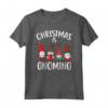 Natale è Gnoming - Divertente Gnome Tomte Svedese Nordic Maglietta per la Stagione Natalizia - Ideale per Foto di Famiglia