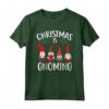 Natale è Gnoming - Divertente Gnome Tomte Svedese Nordic Maglietta per la Stagione Natalizia - Ideale per Foto di Famiglia