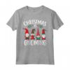 Natale è Gnoming - Divertente Gnome Tomte Svedese Nordic Maglietta per la Stagione Natalizia - Ideale per Foto di Famiglia