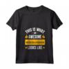 Fantastico Merchandiser - Maglietta con Collo a V e Citazione Divertente - Ideale come Regalo per Uomo o Donna