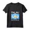 Donna Manta Gigante su Bandiera di Palau - T-shirt Collo a V con Design Grafico Polinesiano - Ideale per Appassionati di Palau e dell'Oceano